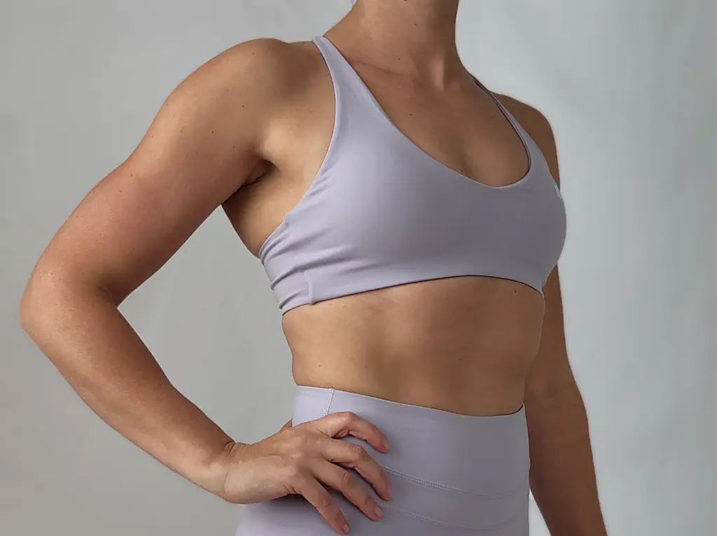 HELEN_LILA_SHORT+BRA_SIDE ZOOMED IN.webp